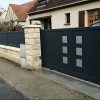 Photo d'un portail automatique gris foncé