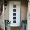 Porte d'entrée vitrée blanche